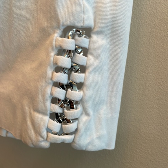 White pull-on capri pants with chain detail - Picture 3 of 4